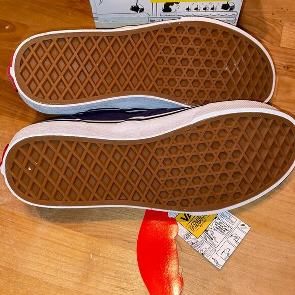 Vans Snoopy Peanuts Charlie Brown Christmas Slip on Sneakers, New with Tags - Picture 6 of 12